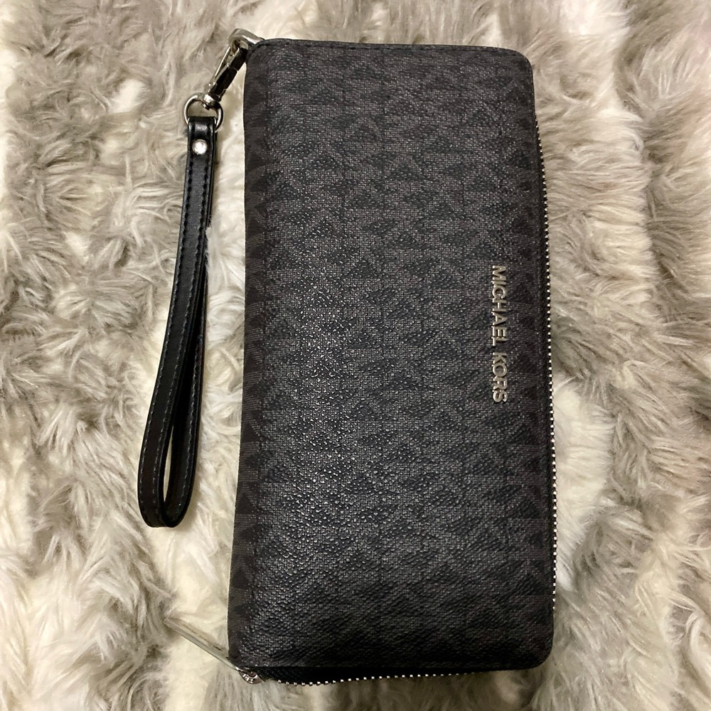 Like New Michael Kors Wallet Wristlet